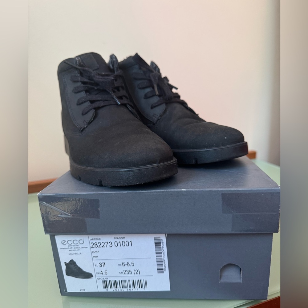 Ecco booties size 6 black suede